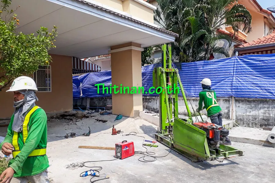 ปั้นจั่นไมโครไพล์ข้างบ้านระหว่างงานแก้พื้นจอดรถทรุด