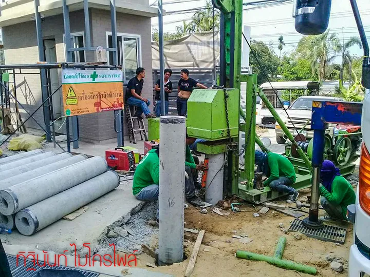 ปั้นจั่นไมโครไพล์และทีมงานที่จุดตอกใกล้อาคารโรงงาน