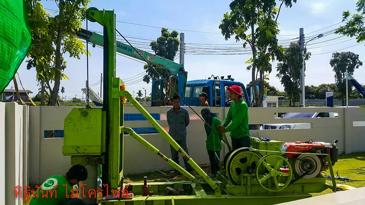 ทีมงานจัดปั้นจั่นและท่อนเสาเข็มในสนามข้างบ้าน