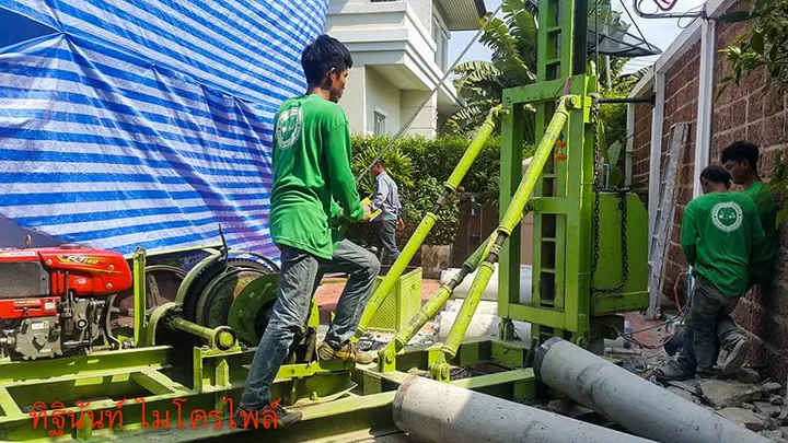 ปั้นจั่นไมโครไพล์และท่อนเสาเข็มในพื้นที่ข้างบ้าน