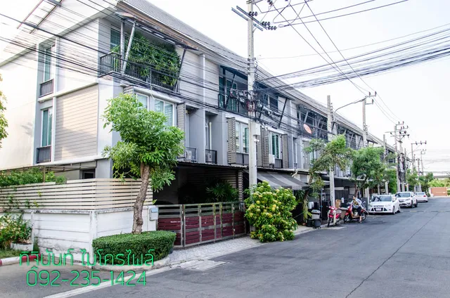 แนวทาวน์โฮมริมถนนภายในโครงการที่อยู่อาศัย