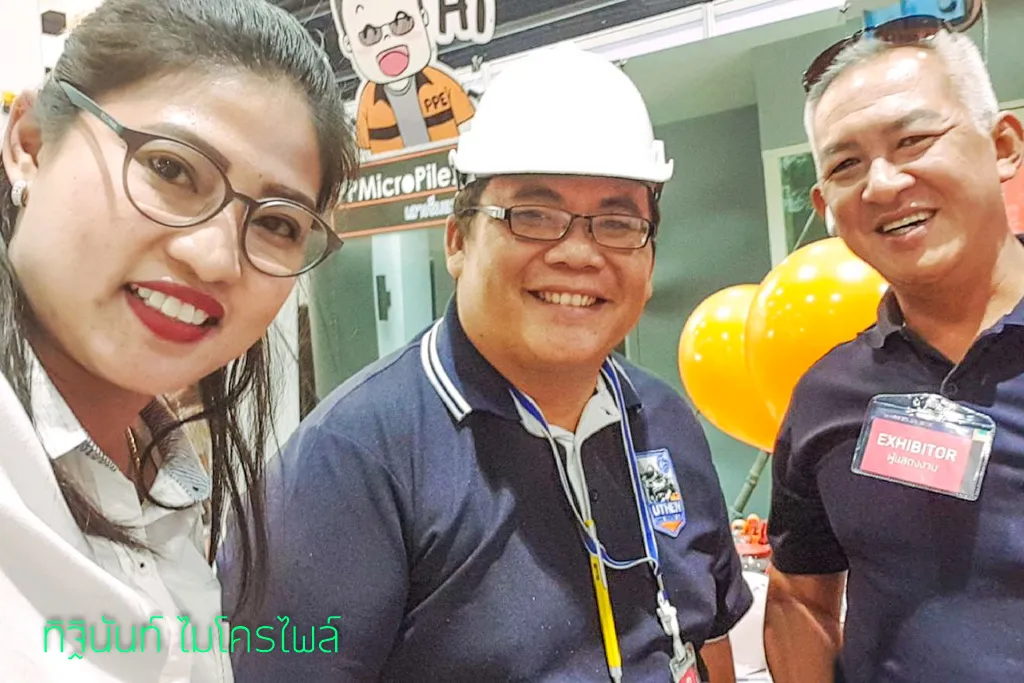 ผู้ร่วมงานสามคนถ่ายภาพเซลฟีภายในบูธไมโครไพล์
