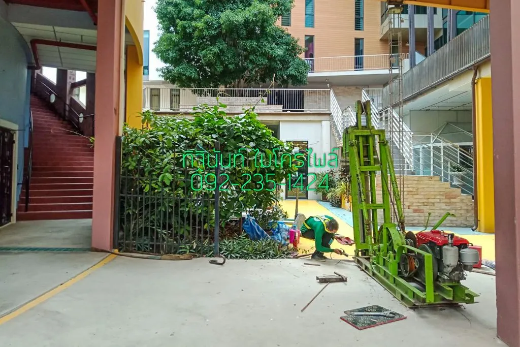 ปั้นจั่นไมโครไพล์ในลานภายในโรงเรียนที่มีอาคารเดิมล้อมรอบ