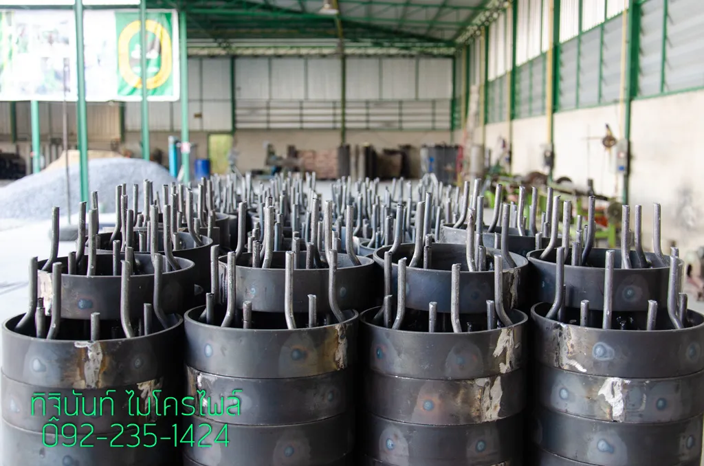 วงเหล็กแบนและเหล็ก Dowel ที่ประกอบเป็นชิ้นส่วนหลายชุด