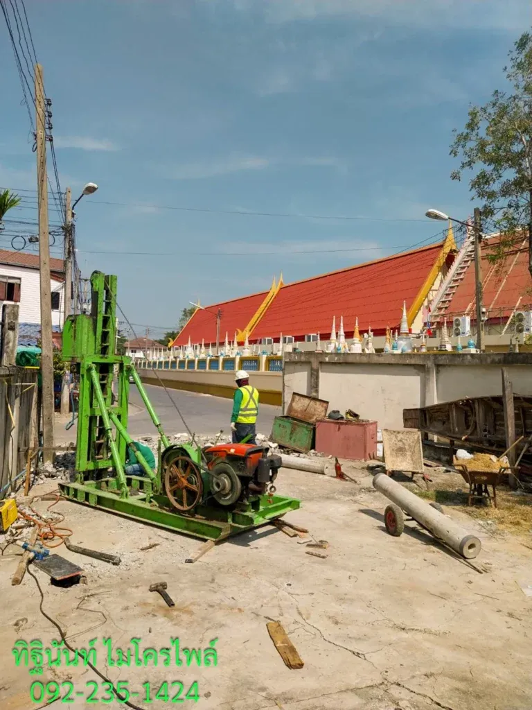 ภาพรวมปั้นจั่นไมโครไพล์และท่อนเสาเข็มในพื้นที่ก่อสร้างใกล้แนวกำแพง