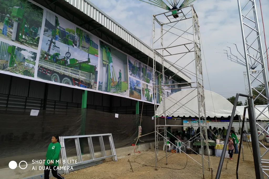 โครงทรัสและเต็นท์ที่กำลังจัดเตรียมในพื้นที่งานเลี้ยง