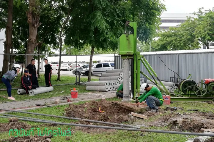 ทีมงานตอกเสาเข็มไมโครไพล์ในพื้นที่ต่อเติมใกล้อาคาร