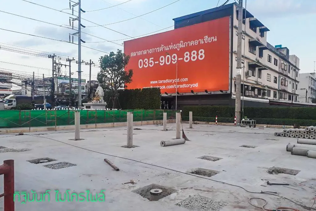 หัวเสาเข็มหลายต้นและช่องเปิดพื้นคอนกรีตบนลานตลาดต่อยอด