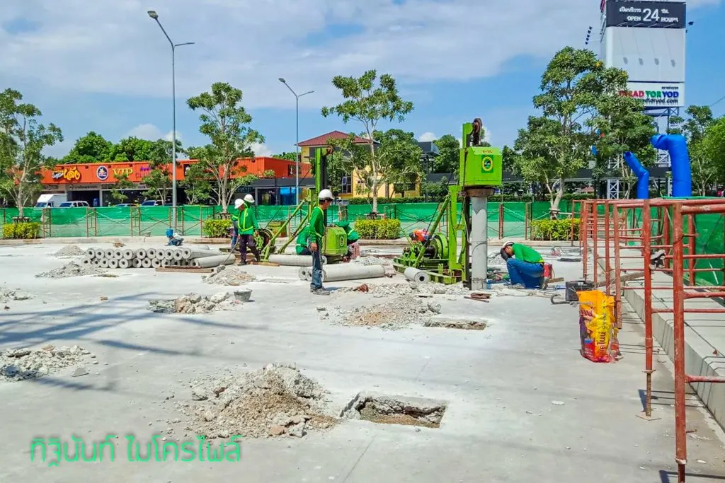 ปั้นจั่น ท่อนเสาเข็ม และช่องเปิดพื้นคอนกรีตหลายตำแหน่งบนลาน
