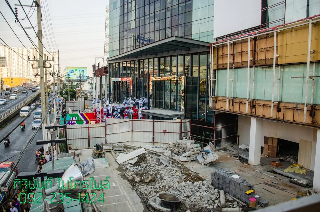 พื้นที่รีโนเวทด้านหน้าเดอะมอลล์ งามวงศ์วาน