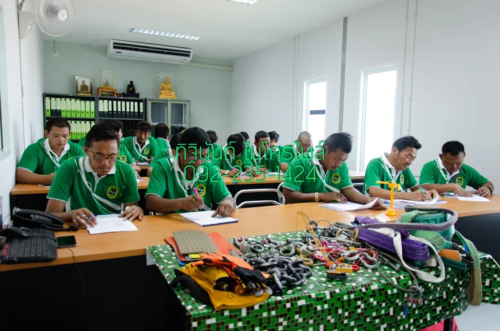 พนักงานทำข้อสอบในช่วงเริ่มต้นของการอบรมภาคทฤษฎี