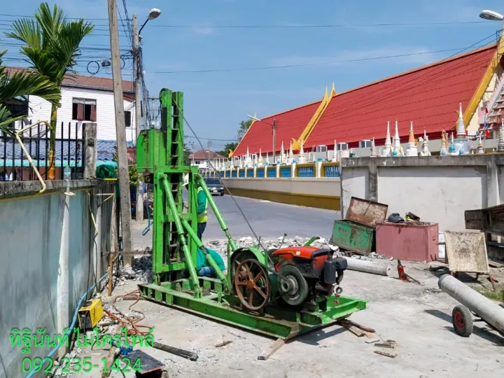 ปั้นจั่นไมโครไพล์ใกล้แนวรั้วในพื้นที่ก่อสร้างบ้านเดี่ยว
